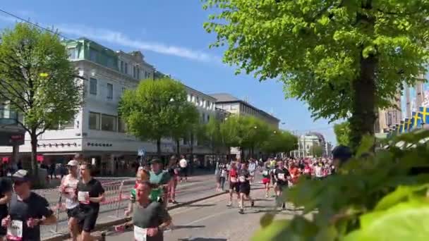 スウェーデン ヨーテボリ 2023年5月13日 有名なヨーテボリハーフマラソンの参加者が街の通りを走る — ストック動画