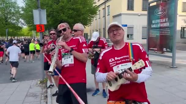 Gothenburg Švédsko Května 2023 Účastníci Slavného Göteborského Půlmaratonu Probíhají Ulicemi — Stock video