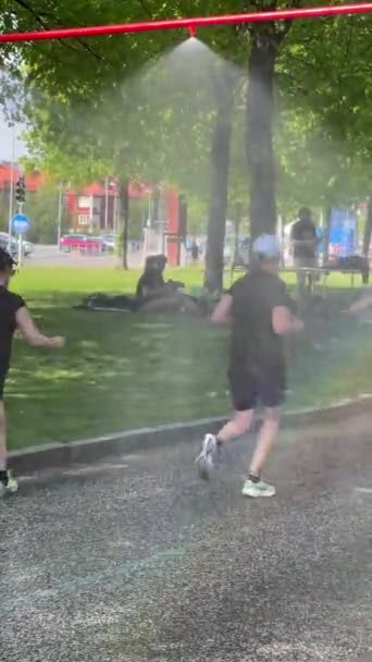 Göteborg Szwecja Maja 2023 Uczestnicy Słynnego Półmaratonu Göteborgu Biegają Ulicami — Wideo stockowe