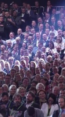 Helsinki, Finlandiya - 02 Ekim 2017: Büyük bir izleyici için hoparlör dinler. Nordic iş forumu - Helsinki yıllık iş Konferansı birlikte 30 ülkeden 6000'in üzerinde katılımcı toplar.
