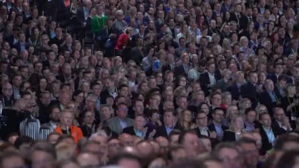 赫尔辛基 2017 巨大的观众听演讲者 北欧商务论坛 在赫尔辛基的商业年会聚集在一起 多个国家的超过 6000 与会者 — 图库视频影像