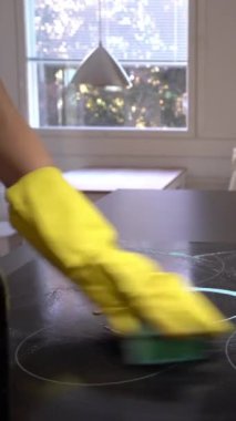 husewife özel bir deterjan ile plaka yüzeyi temizler. Dolly vurdu.