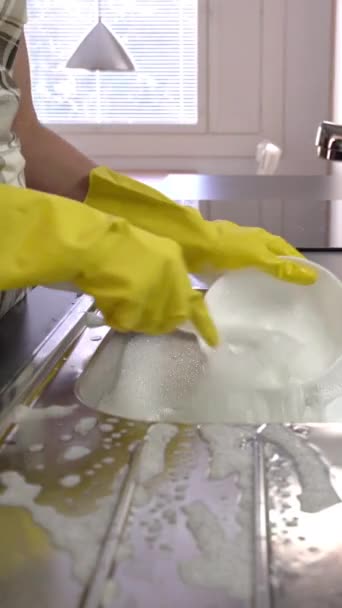 Νοικοκυρά Πλένει Πιάτα Στο Νεροχύτη Στην Κουζίνα Κουκλίτσα Πυροβόλησε — Αρχείο Βίντεο