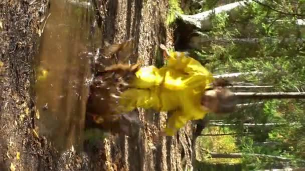 Klein Meisje Een Gele Rubberen Pak Springen Een Plas — Stockvideo