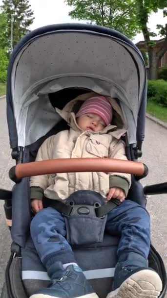 男婴在郊区散步时睡在她的推椅推车摇篮里 广角Pov射击 — 图库视频影像