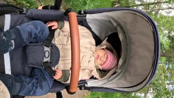 Baby Jongen Slapen Haar Kinderwagen Wieg Tijdens Het Lopen Buitenwijken — Stockvideo