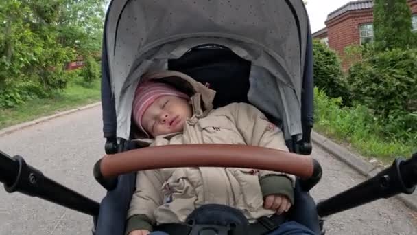 Baby Jongen Slapen Haar Kinderwagen Wieg Tijdens Het Lopen Buitenwijken — Stockvideo