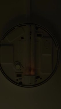 Eski enerji tasarrufu lambası yanıp sönüyor. Biraz uğursuz..