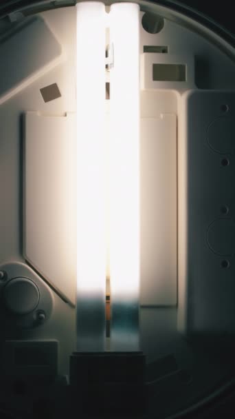 에너지를 절약하는 램프가 깜빡이고 사라졌습니다 — 비디오