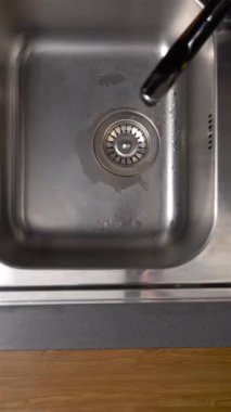 Kadın Recyling atık evde. Üstten Görünüm. Dolly atış.