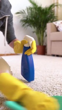 Ev hanımı halıyı özel deterjanla temizler. Yakın plan.