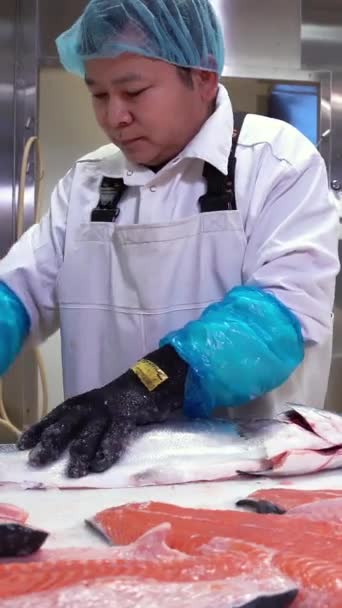 Somon Fileto Balık Dükkanı Masada Dilimleme Asya Adam Dolly Vurdu — Stok video
