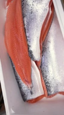 İşçinin somon fileto balık fabrikası bir kutusunda koyar. Dolly vurdu. Yakın çekim