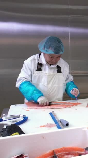 Aziatisch Mens Een Zalmfilet Snijden Aan Tafel Een Viswinkel Dolly — Stockvideo