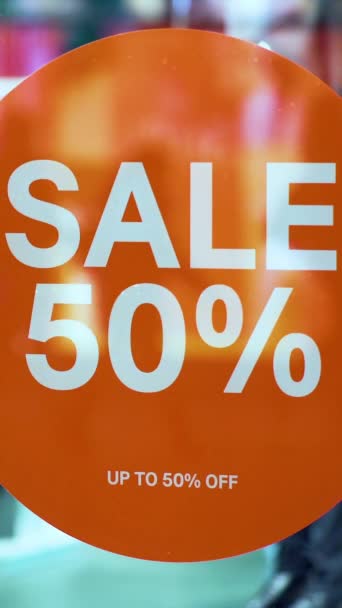 Банер Про Великий Продаж Вікні Магазину Центральній Вулиці Міста Великою — стокове відео