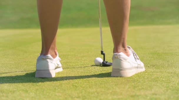 Mujer Madura Jugando Golf Golfista Golpeando Tiro Golf Hermoso Paisaje — Vídeo de stock
