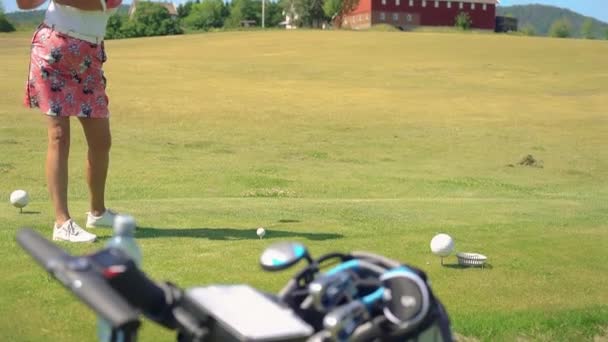 一个成熟的女人打高尔夫球 打高尔夫球的女高尔夫球手 美丽的阳光 青山蓝天 — 图库视频影像