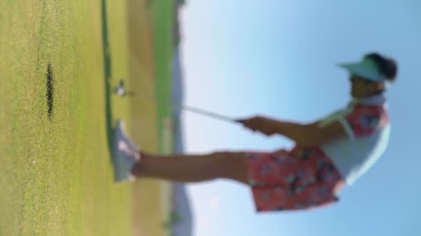 Reife Frau Beim Golfspielen Golfer Schlagen Golfschlag Und Hämmern Einen — Stockvideo