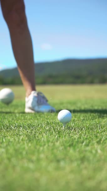 Mujer Madura Jugando Golf Golfista Golpeando Tiro Golf Hermoso Paisaje — Vídeos de Stock