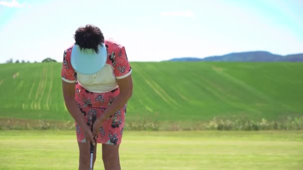 Reife Frau Beim Golfspielen Golferin Schlägt Golfschlag Schöne Sonnige Landschaft — Stockvideo