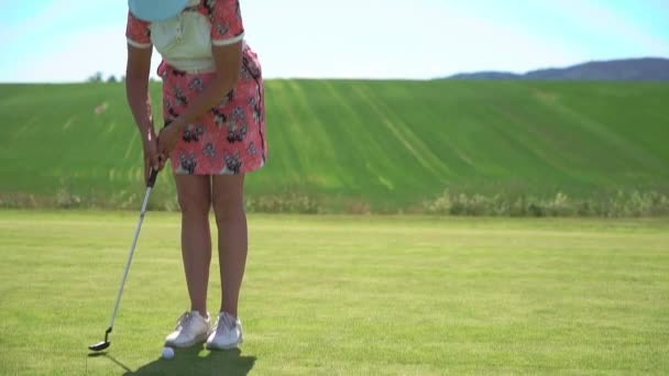 Mujer Madura Jugando Golf Golfista Golpeando Tiro Golf Hermoso Paisaje — Vídeos de Stock