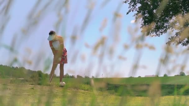 Femme Mûre Jouant Golf Une Golfeuse Qui Frappe Coup Golf — Video