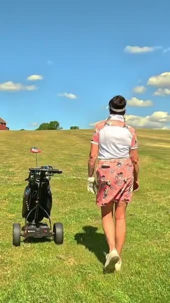 Gammal Kvinna Som Spelar Golf Kvinnlig Golfare Går Golfbana Med — Stockvideo