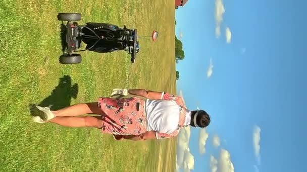 Reife Frau Beim Golfspielen Golferin Auf Dem Golfplatz Mit Automatischem — Stockvideo