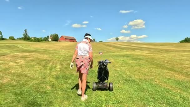 Mulher Madura Jogar Golfe Golfista Feminina Caminhando Campo Golfe Com — Vídeo de Stock