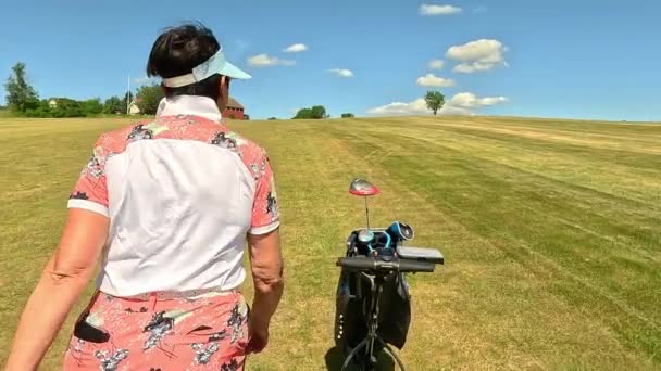 Mulher Madura Jogar Golfe Golfista Feminina Caminhando Campo Golfe Com — Vídeo de Stock