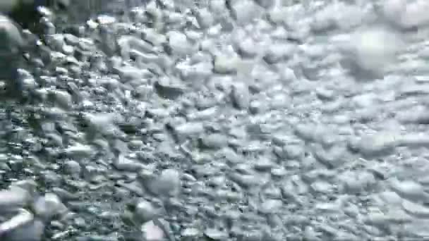 Abstrakt Bild Luftbubblor Det Kristallklara Vattnet Fjällbäck Med Suddiga Fläckar — Stockvideo
