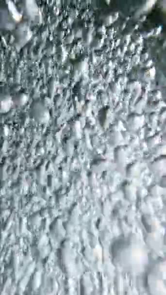Αφηρημένη Εικόνα Φυσαλίδων Αέρα Στα Κρυστάλλινα Νερά Ενός Ορεινού Ρεύματος — Αρχείο Βίντεο