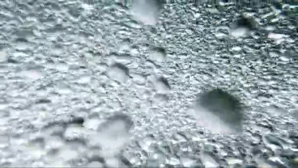 Abstraktes Bild Von Luftblasen Das Kristallklare Wasser Eines Gebirgsbaches Mit — Stockvideo
