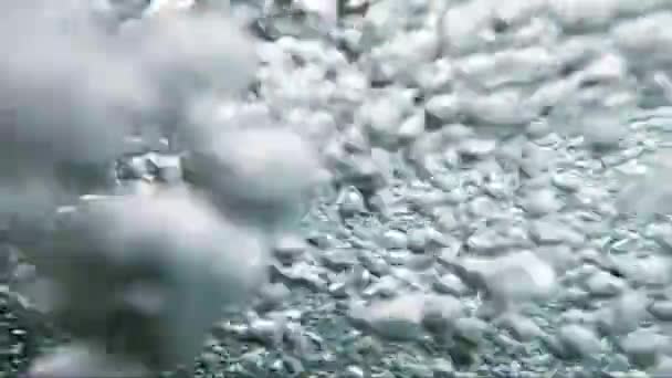 Abstrakcyjny Obraz Pęcherzyków Powietrza Krystalicznie Czystej Wody Górskiego Strumienia Rozmytymi — Wideo stockowe