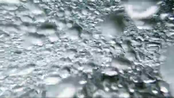 Absztrakt Kép Légbuborékokról Egy Hegyi Patak Kristálytiszta Vizében Homályos Napkitörésekkel — Stock videók
