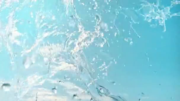 Křišťálově Čisté Proudy Horského Vodopádu Proti Modré Obloze Rozmazanými Skvrnami — Stock video