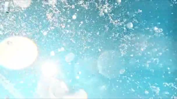 Кристально Чистые Потоки Горного Водопада Против Голубого Неба Размытыми Пятнами — стоковое видео