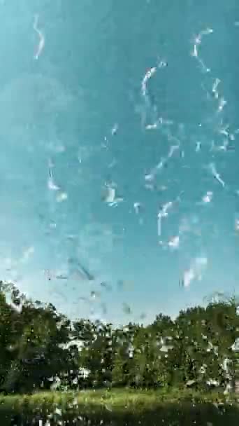 Кришталево Чисті Потоки Гірського Водоспаду Тлі Блакитного Неба Розмитими Плямами — стокове відео