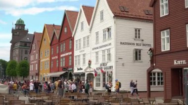 Bergen, Norveç - 23 Haziran 2023: Bergen kentindeki Hanedan mirası ahşap binalar UNESCOs 'un Dünya Mirasları Listesine dahil