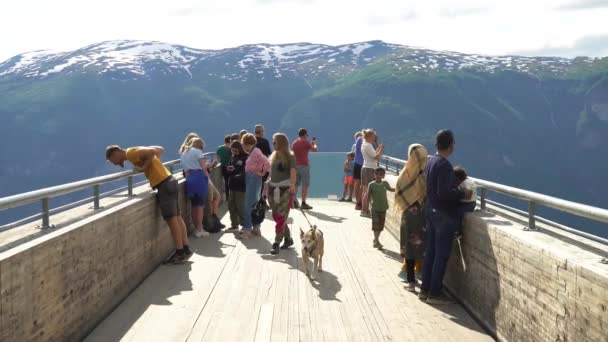 Aurland Norveç Haziran 2023 Stegastein Gözlem Güvertesinde Turistler Aurlandsfjord 650 — Stok video