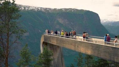 Aurland, Norveç - 23 Haziran 2023: Stegastein gözlem güvertesinde turistler Aurlandsfjord 'un 650 metre yukarısında.