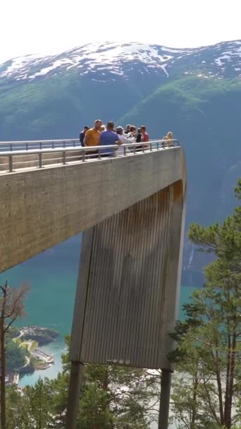 Aurland Norge Oktober 2022 Turister Stegasteins Utsiktsdäck 650 Meter Över — Stockvideo