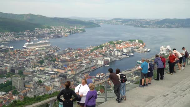 Bergen Noruega Junho 2023 Muitos Turistas Convés Observação Topo Floidbanen — Vídeo de Stock