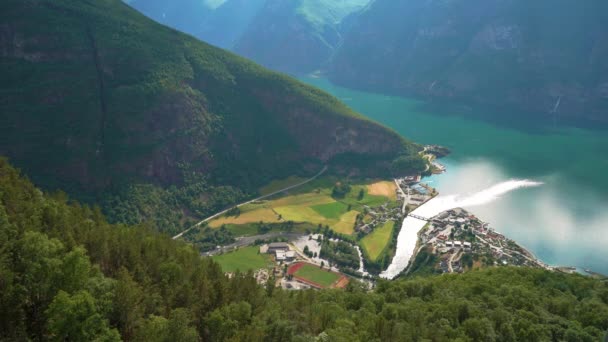 フラムの絵のように美しい町 フロムズダーレン渓谷とノルウェーのアウランズフィヨルドからの眺め — ストック動画