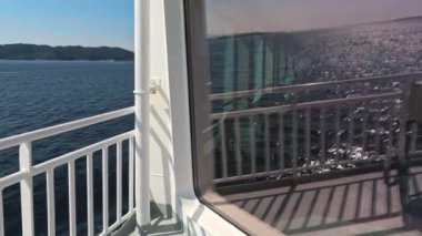 Sandvik - Halhjem, Norveç - 23 Haziran 2023: Norveç fiyordunda yük taşıyan feribot