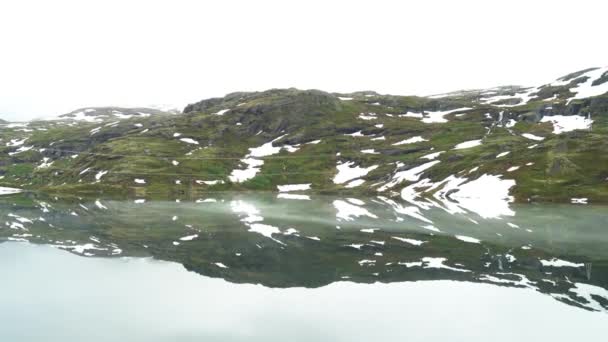 노르웨이의 알프스 호수에는 얼음이 있습니다 풍경입니다 호수와 봉우리에 — 비디오