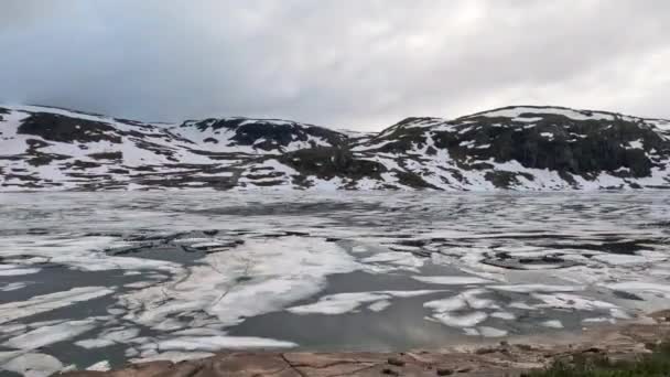 Norveç Teki Dağlık Göller Yıl Boyunca Buzla Kaplıdır Dağ Gölü — Stok video