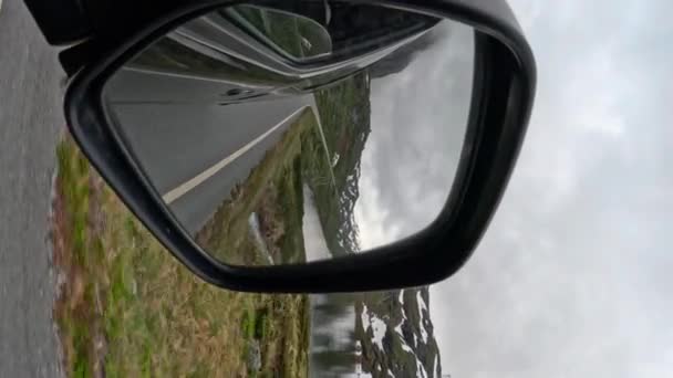 Ορεινός Δρόμος Στη Νορβηγία Στον Πλευρικό Καθρέφτη Του Αυτοκινήτου — Αρχείο Βίντεο
