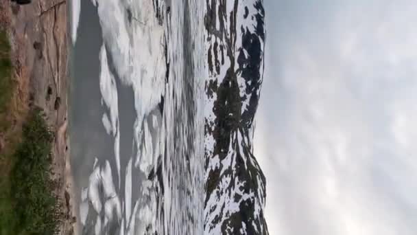 挪威的高山湖泊一年四季都被冰覆盖着 山地湖景 湖面上的冰和山顶上的雪 驱动板 — 图库视频影像