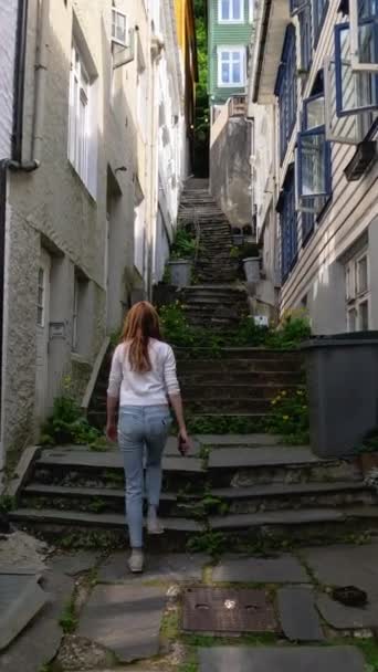 挪威卑尔根舒适的狭窄街道 — 图库视频影像